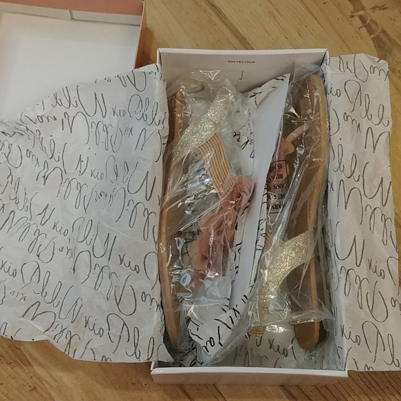 NIB Wild Pair Dusty Rose Floral Sandals - Picture 2 of 12